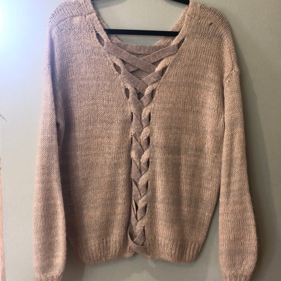 Light pink oversized sweater with low back. - Picture 3 of 6